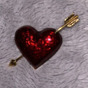 Heart With Arrow Brooch Pin Bright Red Guilloche Enamel Gold Tone Vintage Avon‎